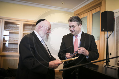 BM Gabriel uebergibt Verdienstorden an Rabbiner Ehrentreu