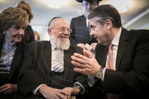 BM Gabriel uebergibt Verdienstorden an Rabbiner Ehrentreu