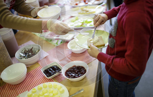 Verein brotZeit e.V. bietet dank ehrenamtlicher Mitarbeiter eine Schultafel mit Fruehstueck in einer Grundschule.