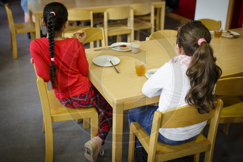 Verein brotZeit e.V. bietet dank ehrenamtlicher Mitarbeiter eine Schultafel mit Fruehstueck in einer Grundschule.