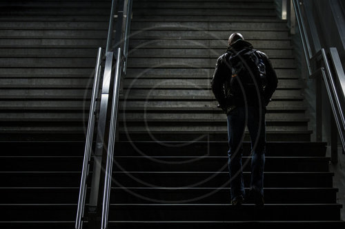 Mann in der Berliner U-Bahn bei Nacht