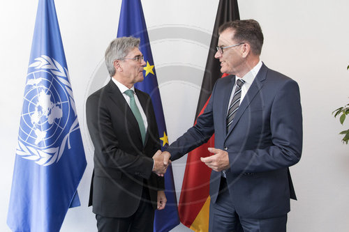 Bundesentwicklungsminister Gerd Mueller, CSU im Gespraech mit Joe Kaeser,