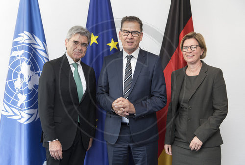 Bundesentwicklungsminister Gerd Mueller, CSU im Gespraech mit Joe Kaeser,