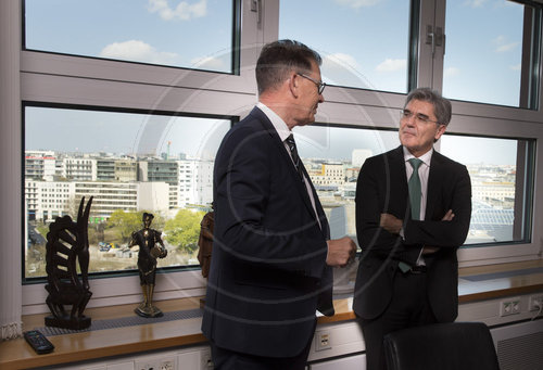 Bundesentwicklungsminister Gerd Mueller, CSU im Gespraech mit Joe Kaeser,