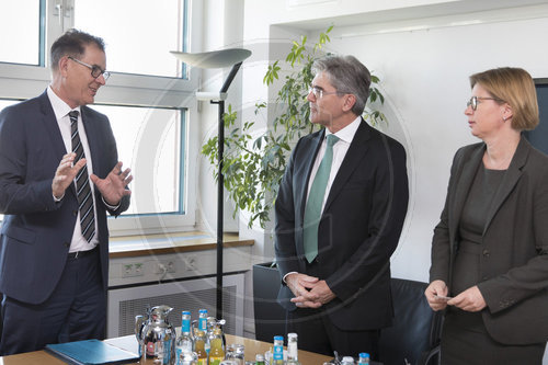 Bundesentwicklungsminister Gerd Mueller, CSU im Gespraech mit Joe Kaeser,