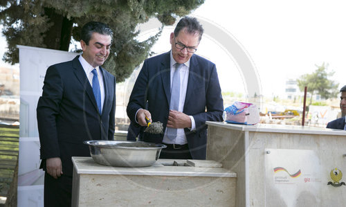 Bundesentwicklungsminister Gerd Mueller, CSU, bei Grundsteinlegung des Azadi-Krankenhauses in Dohuk, 23.04.2018. Farhad Ameed Salmeen, Gouverneur von Dohuk