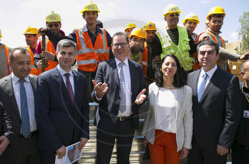 Bundesentwicklungsminister Gerd Mueller, CSU, bei Grundsteinlegung des Azadi-Krankenhauses in Dohuk, 23.04.2018. Farhad Ameed Salmeen, Gouverneur von Dohuk