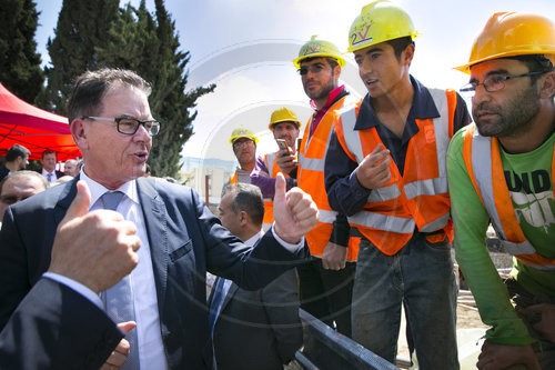 Bundesentwicklungsminister Gerd Mueller, CSU, bei Grundsteinlegung des Azadi-Krankenhauses in Dohuk, 23.04.2018. Farhad Ameed Salmeen, Gouverneur von Dohuk