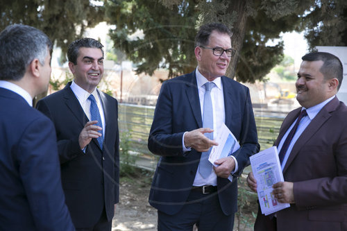 Bundesentwicklungsminister Gerd Mueller, CSU, bei Grundsteinlegung des Azadi-Krankenhauses in Dohuk, 23.04.2018. Farhad Ameed Salmeen, Gouverneur von Dohuk