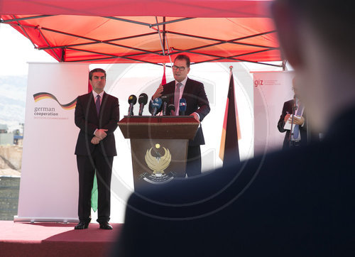 Bundesentwicklungsminister Gerd Mueller, CSU, bei Grundsteinlegung des Azadi-Krankenhauses in Dohuk, 23.04.2018. Farhad Ameed Salmeen, Gouverneur von Dohuk