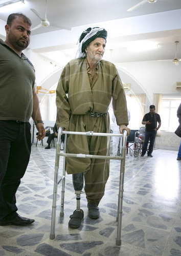 Alter Mann mit Prothese im Heevie Rehabilitationszentrum