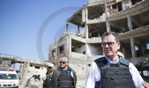 Bundesentwicklungsminister Gerd Mueller, CSU, im zerstoerten Al Shifaa Hospital in Mosul, 24.04.2018.