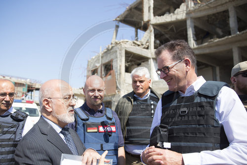 Bundesentwicklungsminister Gerd Mueller, CSU, besichtigt die UNMAS Sprengfallenbeseitigung in Mosul