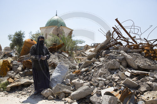 Alte Frau sucht und sammelt brauchbares Material an der zerstorten Al Nuori Moschee in der Altstadt in Mosul
