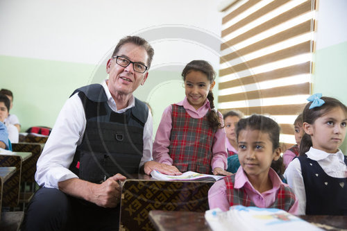 Bundesentwicklungsminister Gerd Mueller, CSU, beucht die Al Huda Schule