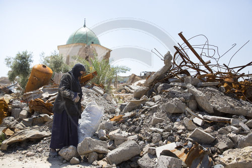 Alte Frau sucht und sammelt brauchbares Material an der zerstorten Al Nuori Moschee in der Altstadt in Mosul
