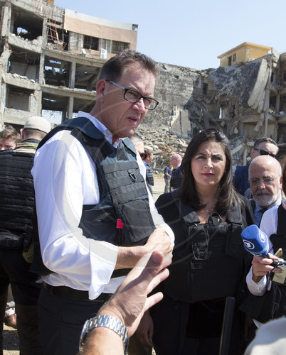 Bundesentwicklungsminister Gerd Mueller, CSU und Duizen Tekkal, Journalistin in der Altstadt von Mosul, 24.04.2018