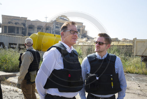 Bundesentwicklungsminister Gerd Mueller, CSU, und Wolfgang Steffinger, MdB, CSU, vor dem zerstoerten Palast von Sadam Hussein in Mossul