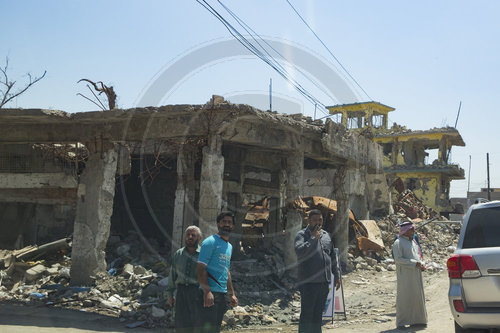 Menschen in der zerstorten Altstadt in Mosul,