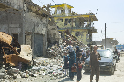 Menschen in der zerstorten Altstadt in Mosul,