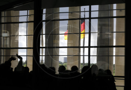 Besuchergruppe vor Deutschlandflagge