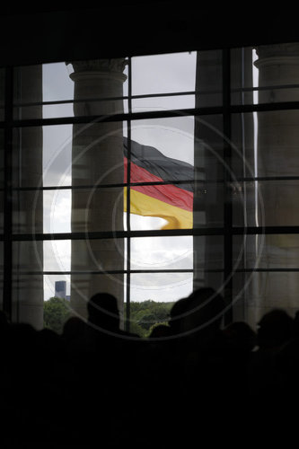 Besuchergruppe vor Deutschlandflagge