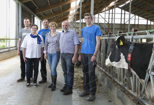 Bundeslandwirtschaftsministerin Julia Kloeckner, CDU, besucht den Milchviehbetrieb der Familie Berg