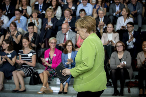 Merkel Preisverleihung Startsocial 2017/2018