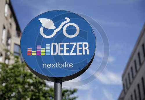 Schild an einer DEEZER nextbike-Station