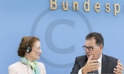 Bundesentwicklungsminister Gerd Mueller, CSU, und UNICEF in der BPK