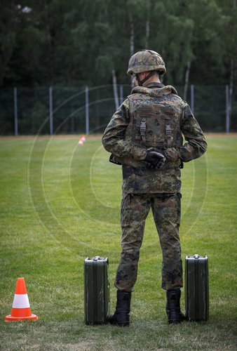 Rekrut bei der Vorfuehrung des Soldaten-Grundfitness-Tools