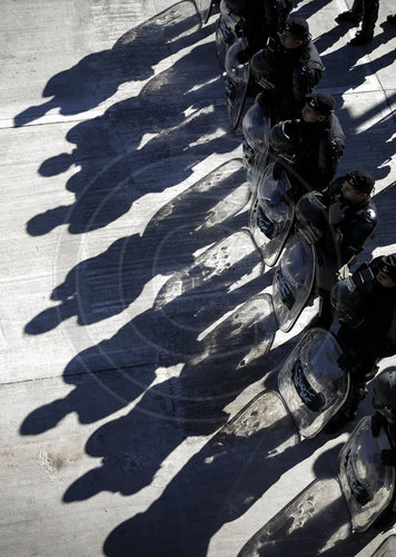 Polizisten warten auf ihren Einsatz in Buenos Aires beim G20 Gipfel