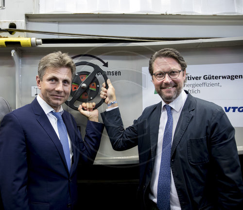 BM Scheuer und Alexander Doll bei der Vorstellung innovativer Gueterwagen