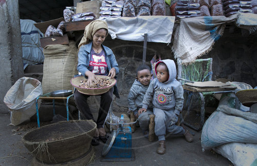Frau mit Kindern in der Altstadt von Asmara