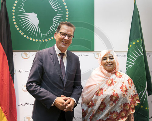 Bundesentwicklungsminister Gerd Mueller, CSU und Sarah Anyang Agbor, Kommissarin HRST (Human Resources, Science and Technology, Anyang Agbor)