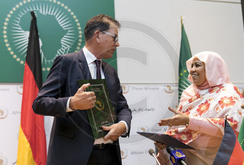 Bundesentwicklungsminister Gerd Mueller, CSU und Sarah Anyang Agbor, Kommissarin HRST (Human Resources, Science and Technology, Anyang Agbor)