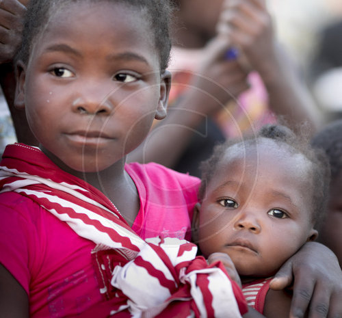 Kinder in einem Slum in Beira