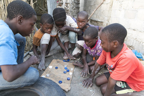Spielende Kinder in einem Slum in Beira
