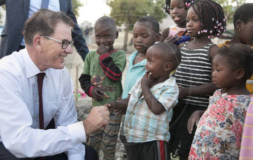 Bundesentwicklungsminister Gerd Mueller, CSU, mit Waisenkindern