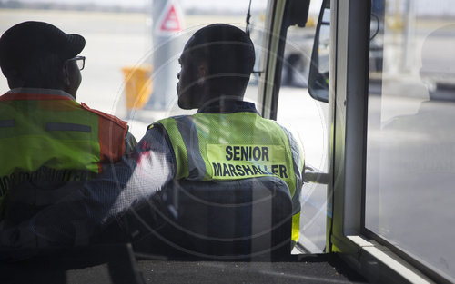 Busfahrer mit einer Weste mit der Aufschrift: Senior Marshaller, am Flughafen von Victoria Falls, 28.08.2018.