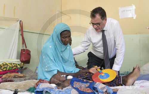 Bundesentwicklungsminister Gerd Mueller, CSU, besucht ein Krankenjaus