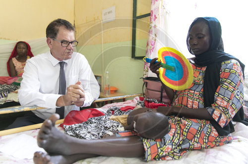 Bundesentwicklungsminister Gerd Mueller, CSU, besucht ein Krankenjaus