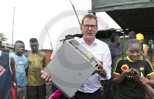 Bundesentwicklungsminister Gerd Mueller, CSU, auf Elektroschrottdeponie in Ghana