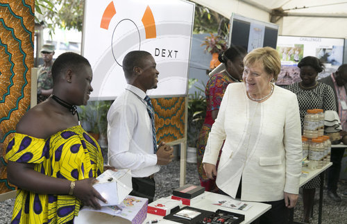 Bundeskanzlerin Angela Merkel, CDU, und das Ghaneische Protokoll am Flughafen in Accra