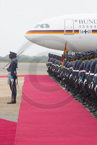 Warten auf Bundeskanzlerin Angela Merkel, CDU, in Accra