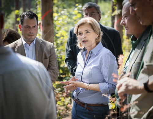 BM Kloeckner begutachtet Waldschaeden