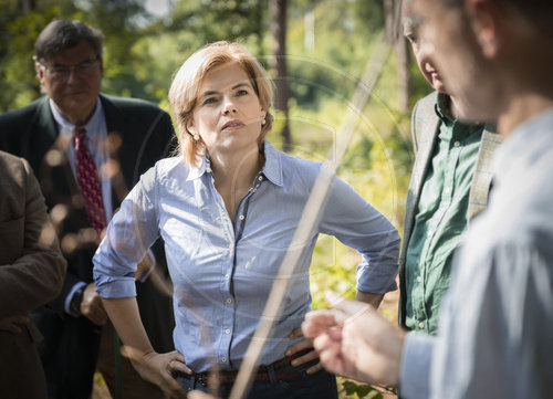 BM Kloeckner begutachtet Waldschaeden