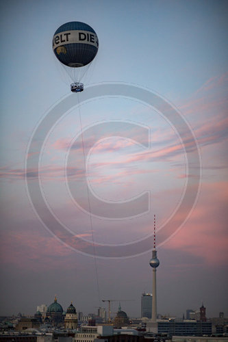 Heissluftballon ueber Berlin