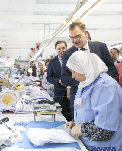 Gerd Mueller, CSU, besucht Textilfabrik