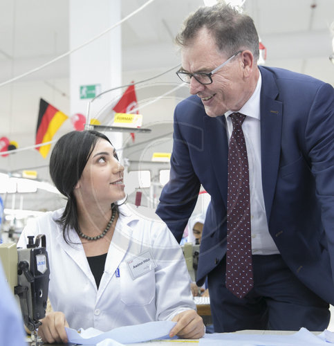 Gerd Mueller, CSU, besucht Textilfabrik